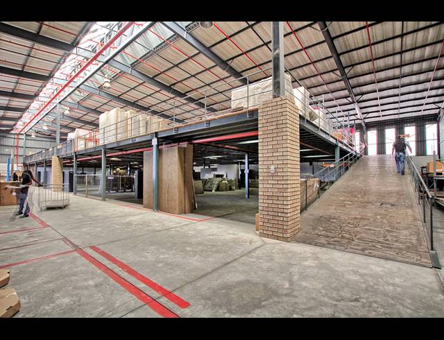 2,700M² WAREHOUSE TO LET IN HOOGLAND